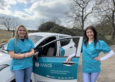 Teamleiterinnen des Medicare Teams Geesthacht mit einem Medicare-Pflegefahrzeug in Hamburg