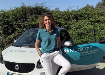 Teamleiterin Celina Thiel-Bolling vom Medicare Team Schwarzenbek mit einem Medicare-Pflegefahrzeug in Hamburg