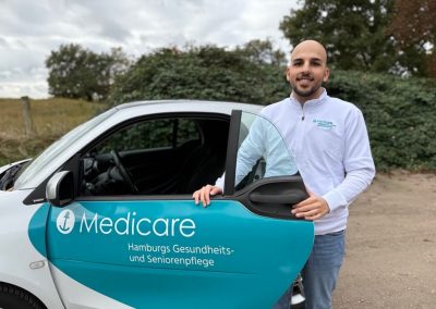 Teamleiter Nadim Nauroz vom Medicare Team Eilbek mit einem Medicare-Pflegefahrzeug in Hamburg